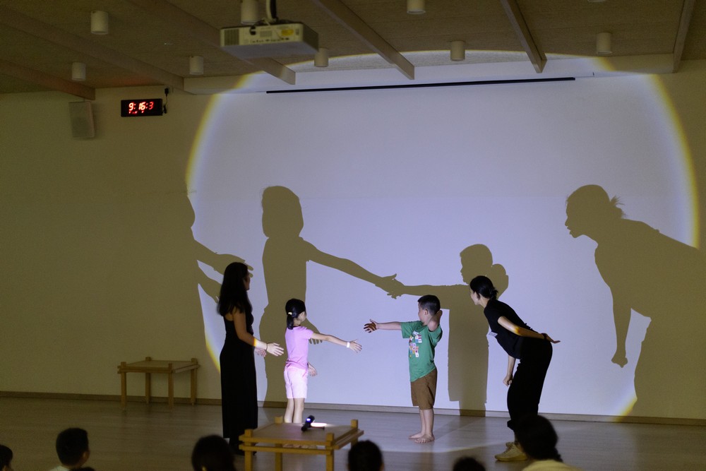 Finger Players brought parents and children together to experience "creative rest" through rare shadow puppetry creation and drama experience. (Photo by Donn Tan)